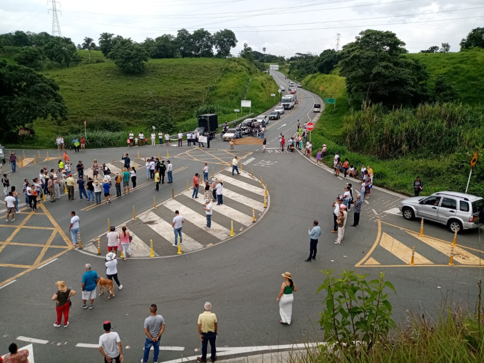 En el sector de Las Margaritas (Risaralda) protestaron para que en este punto se construyan un puente elevado y una glorieta. La petición la hacen debido a la cantidad de accidentes que han pasado en este punto de la calzada. En el sector de Las Margaritas (Risaralda) protestaron para que en este punto se construyan un puente elevado y una glorieta. La petición la hacen debido a la cantidad de accidentes que han pasado en este punto de la calzada.