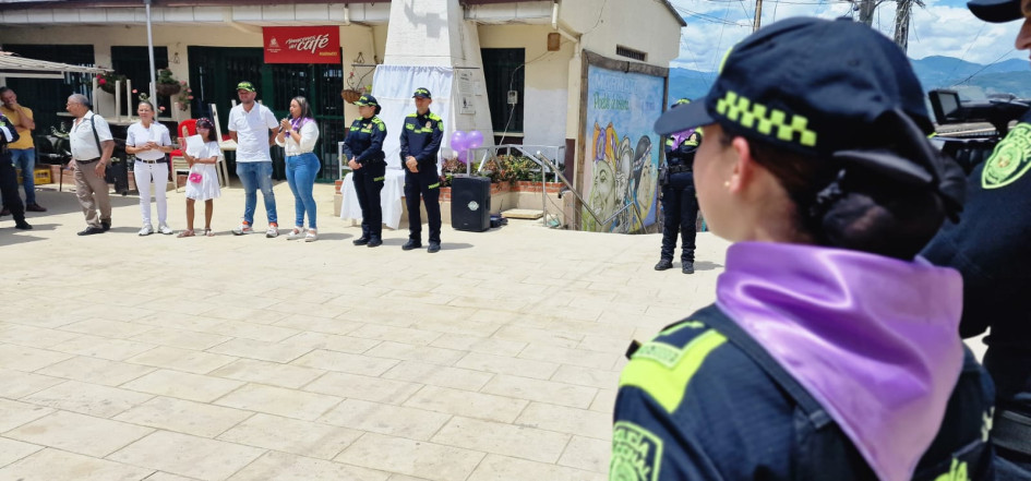 Ayer se realizó un plantón contra la violencia hacia la mujer. Ayer se realizó un plantón contra la violencia hacia la mujer.