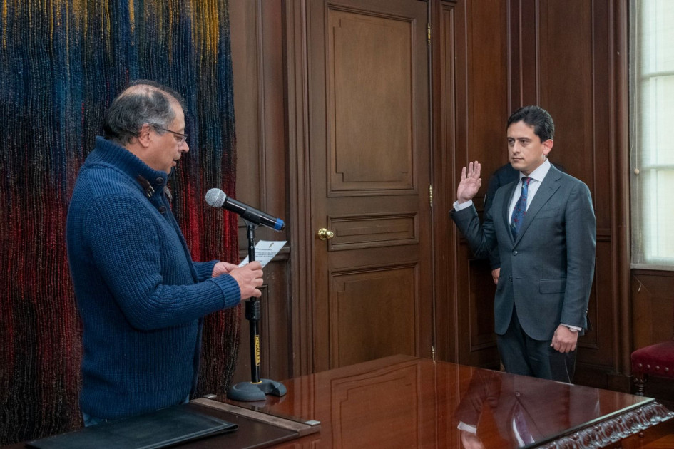 El presidente de Colombia, Gustavo Petro (izq.), posesionó como ministro de Comercio a Luis Carlos Reyes. El presidente de Colombia, Gustavo Petro (izq.), posesionó como ministro de Comercio a Luis Carlos Reyes.