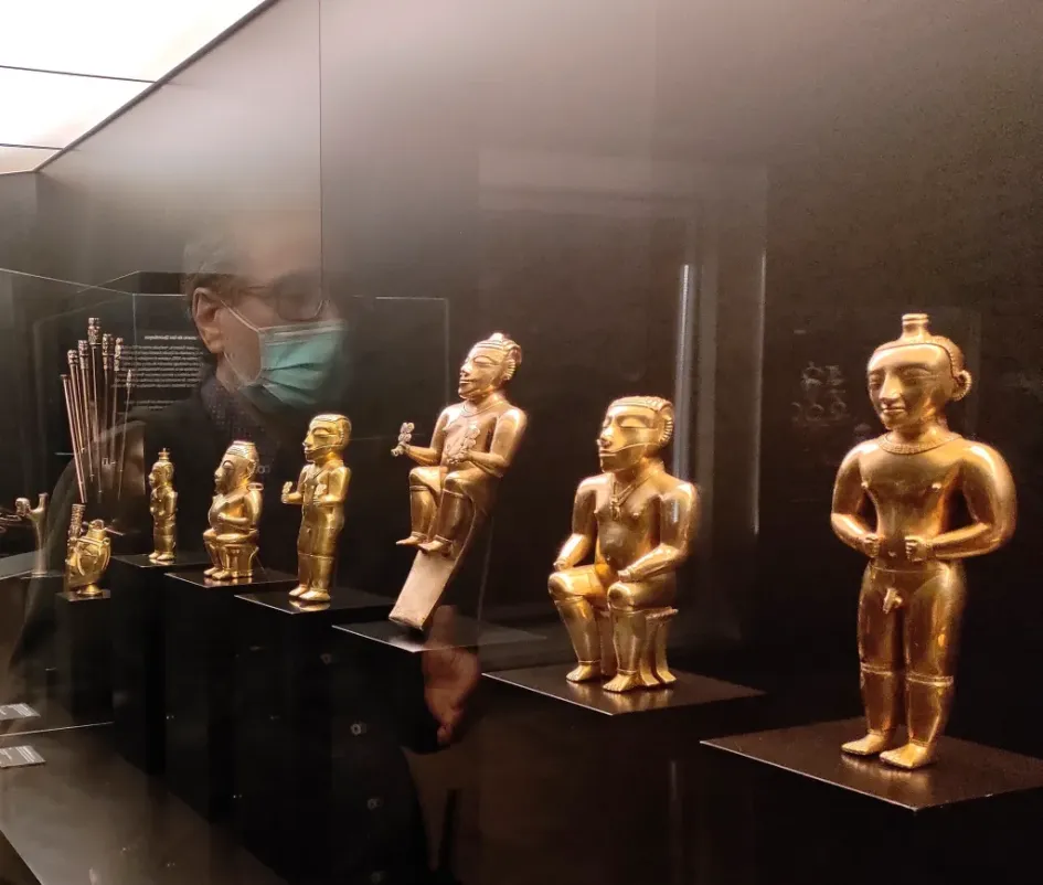 Vista de piezas funerarias del pueblo precolombino de los Quimbaya, en la vitrina que las conserva en el Museo de América de Madrid. Vista de piezas funerarias del pueblo precolombino de los Quimbaya, en la vitrina que las conserva en el Museo de América de Madrid.