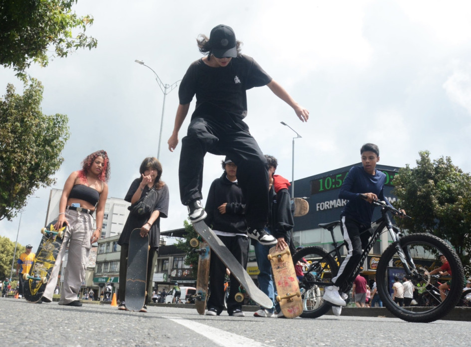 El skateboarding es una de las disciplinas que se ven en el recorrido de la recrevía por la avenida Santander de Manizales. En la foto, el grupo Los Cuervos, integrado por Kidult, Sam, Santy, Póker y Ryder. Este último hace una figura de este deporte, conocido por hacer uso de la patineta o monopatín. El skateboarding es una de las disciplinas que se ven en el recorrido de la recrevía por la avenida Santander de Manizales. En la foto, el grupo Los Cuervos, integrado por Kidult, Sam, Santy, Póker y Ryder. Este último hace una figura de este deporte, conocido por hacer uso de la patineta o monopatín.