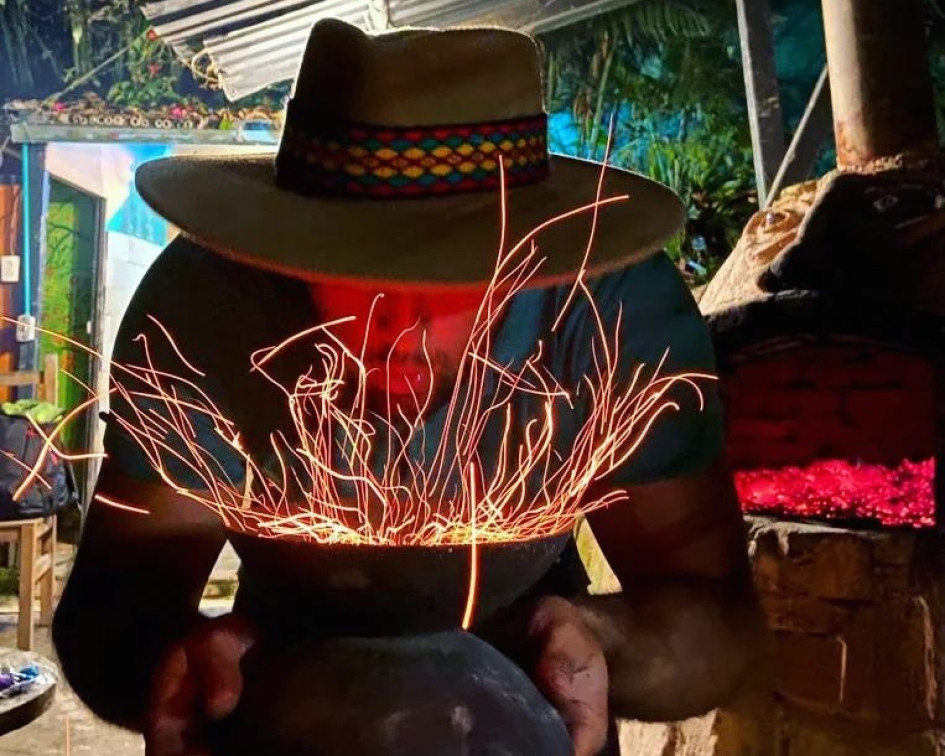 Inspirado en tradiciones mexicanas, Temazcal de La Montaña les ofrece a los turistas de Villamaría una terapia con rocas volcánicas, carbón y plantas medicinales en el Parque Nacional Natural Los Nevados. La sesión dura una hora y media. Inspirado en tradiciones mexicanas, Temazcal de La Montaña les ofrece a los turistas de Villamaría una terapia con rocas volcánicas, carbón y plantas medicinales en el Parque Nacional Natural Los Nevados. La sesión dura una hora y media.