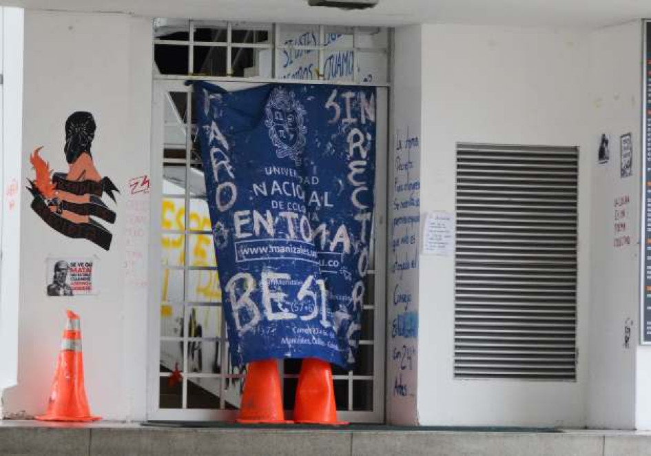 Desde marzo se mantiene el paro de clases en la Universidad Nacional de Colombia. La parálisis incluye la sede en Manizales, donde persiste el bloqueo en el edificio C del Campus Palogrande. Desde marzo se mantiene el paro de clases en la Universidad Nacional de Colombia. La parálisis incluye la sede en Manizales, donde persiste el bloqueo en el edificio C del Campus Palogrande.