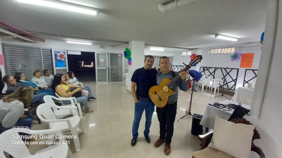 Hernando Posada y el artista Fernando Cano celebraron con los residentes del conjunto Plazuela de La Leonora la celebración del día del padre. LA PATRIA le obsequió la serenata al oyente. Hernando Posada y el artista Fernando Cano celebraron con los residentes del conjunto Plazuela de La Leonora la celebración del día del padre. LA PATRIA le obsequió la serenata al oyente.