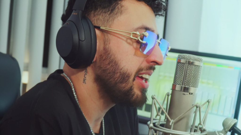 Yamix, se puso las Gafitas para estrenar su nueva pieza musical. Yamix, se puso las Gafitas para estrenar su nueva pieza musical.