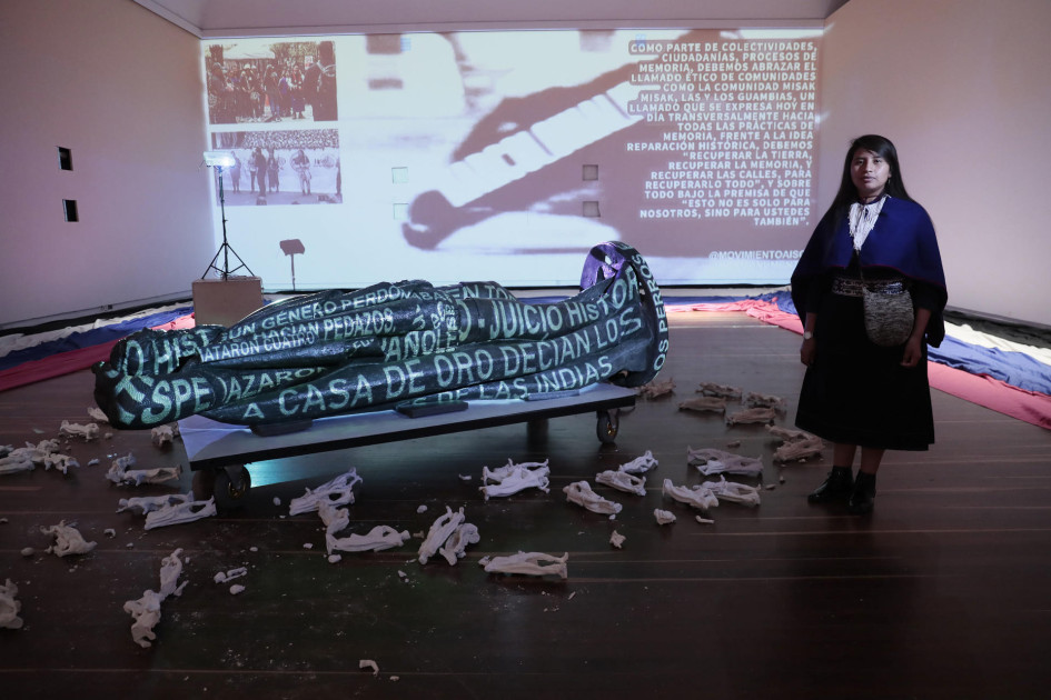 La integrante del pueblo Misak Indy Fernández posa junto a la estatua de Gonzalo Jiménez de Quesada, fundador de Bogotá, en una intervención digital. La integrante del pueblo Misak Indy Fernández posa junto a la estatua de Gonzalo Jiménez de Quesada, fundador de Bogotá, en una intervención digital.