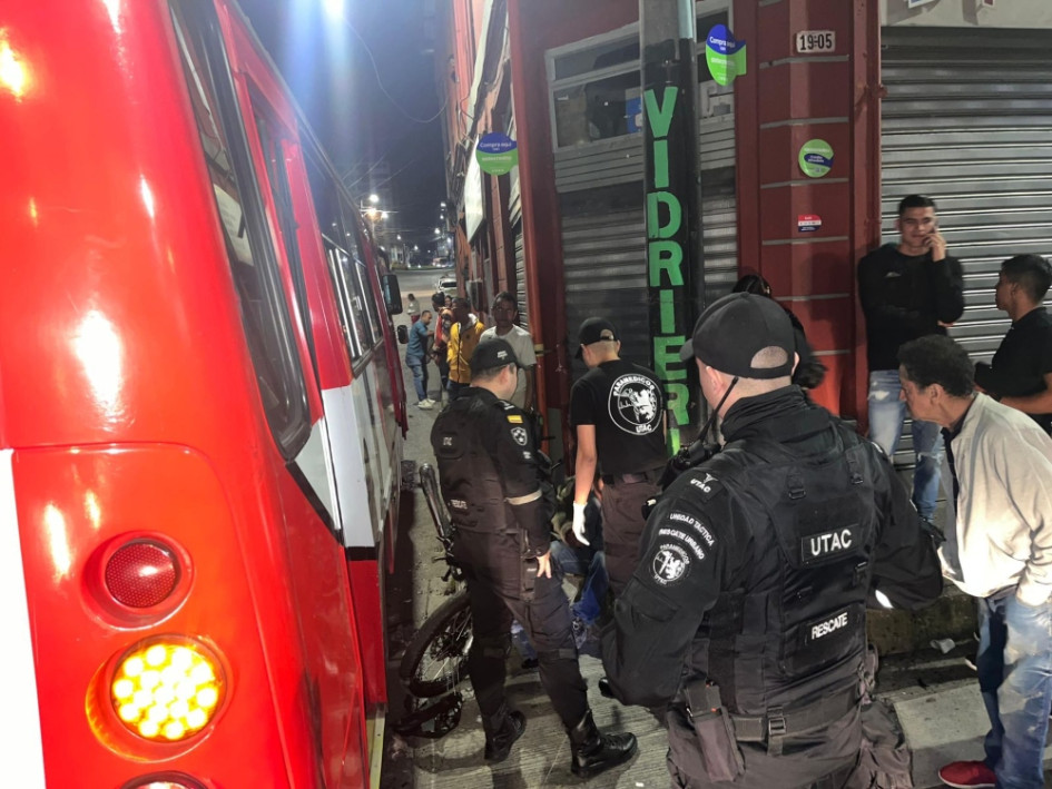 En esta esquina del Centro de Manizales se presentó el choque entre la buseta de servicio público y el motociclista. Este último resultó herido. 