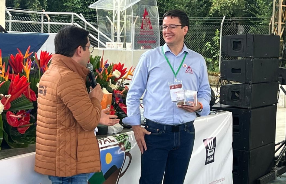 El alcalde de Ansema (Caldas), Omar Andrés Reina, le pidió al gerente general de la Federación Nacional de Cafeteros, Germán Alberto Bahamón, la apertura de una tienda Juan Valdez en el municipio El alcalde de Ansema (Caldas), Omar Andrés Reina, le pidió al gerente general de la Federación Nacional de Cafeteros, Germán Alberto Bahamón, la apertura de una tienda Juan Valdez en el municipio