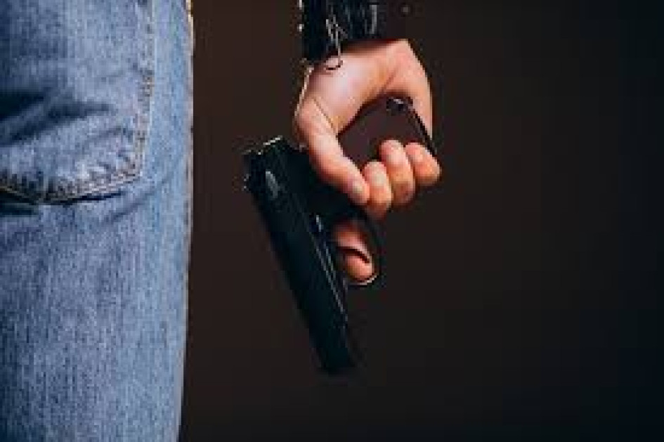 El hombre fue asesinado con arma de fuego. El hombre fue asesinado con arma de fuego.