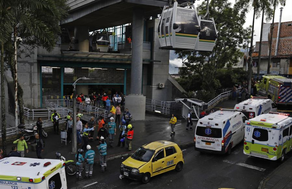 Rescatistas trabajan en la zona donde una cabina del sistema de transporte Metrocable cayó este miércoles en Medellín. Rescatistas trabajan en la zona donde una cabina del sistema de transporte Metrocable cayó este miércoles en Medellín