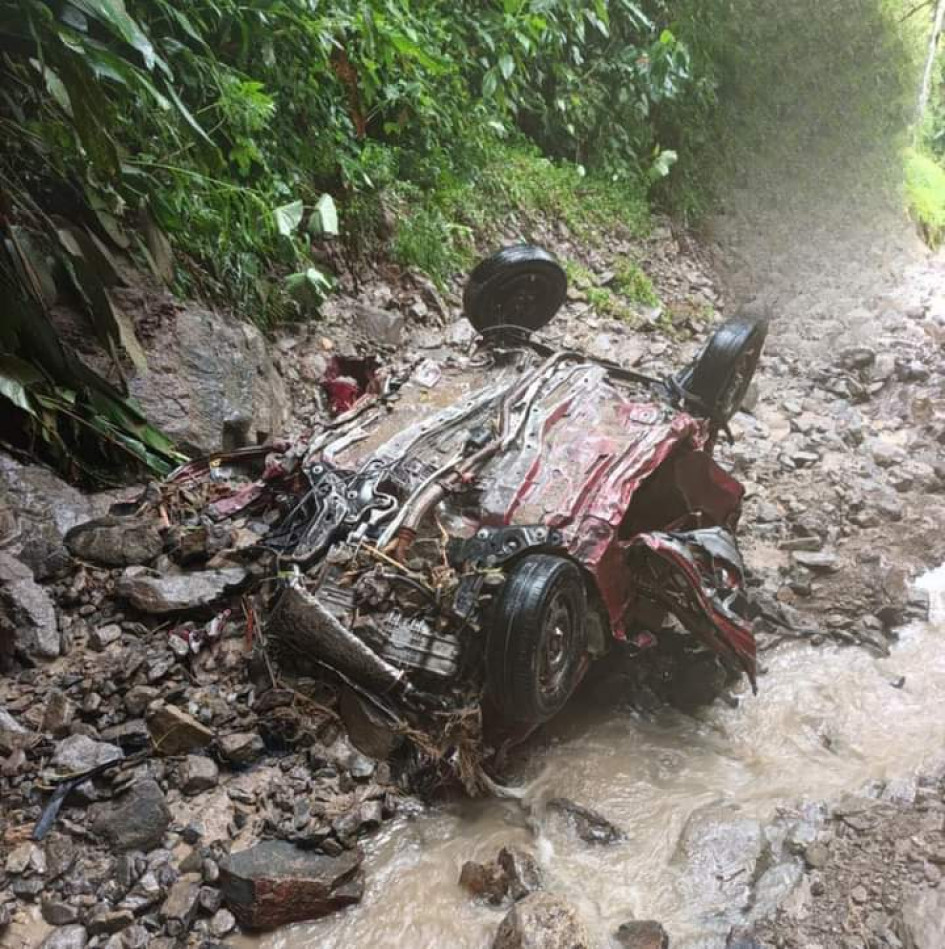 El vehículo que cayó al abismo tras un derrumbe. El vehículo que cayó al abismo tras un derrumbe.