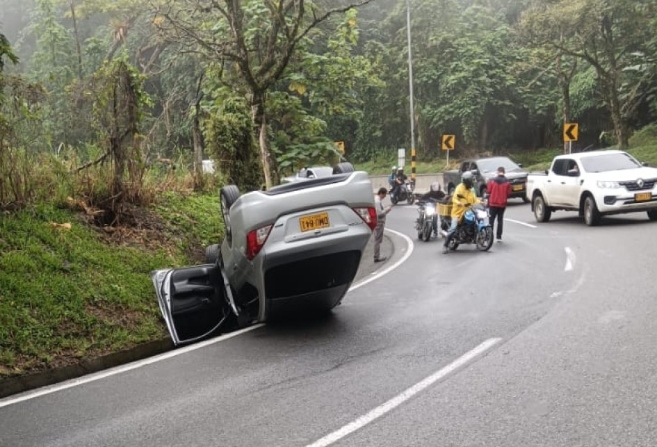 Así quedó el carro después del accidente de tránsito que sufrió este sábado entre Chinchiná y Manizales. Así quedó el carro después del accidente de tránsito que sufrió este sábado entre Chinchiná y Manizales.