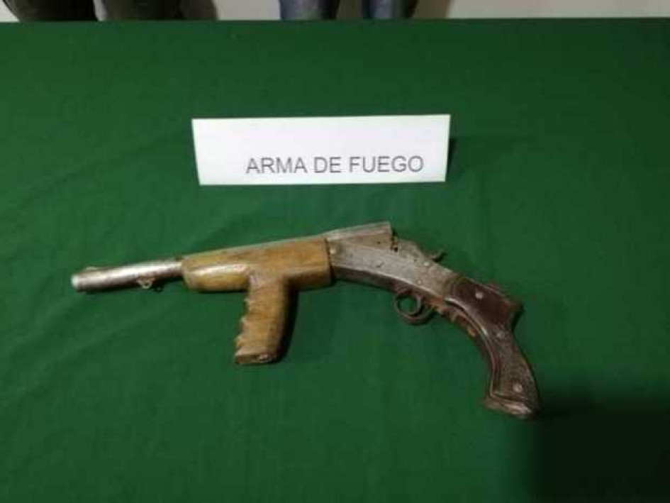 El agresor atacó a su víctima con un arma hechiza. El agresor atacó a su víctima con un arma hechiza.