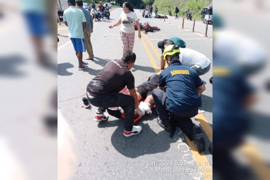 El momento en el que los organismos de socorro atendieron a los lesionados por el choque de las motos. El momento en el que los organismos de socorro atendieron a los lesionados por el choque de las motos.