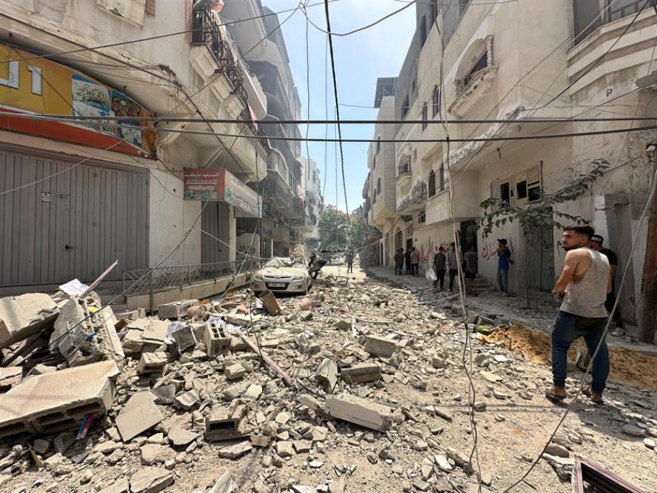 Vista de una de las calles de Nuseirat, en el centro de la Franja de Gaza, donde el ejército israelí ha llevado a cabo intensos ataques. Vista de una de las calles de Nuseirat, en el centro de la Franja de Gaza, donde el ejército israelí ha llevado a cabo intensos ataques.
