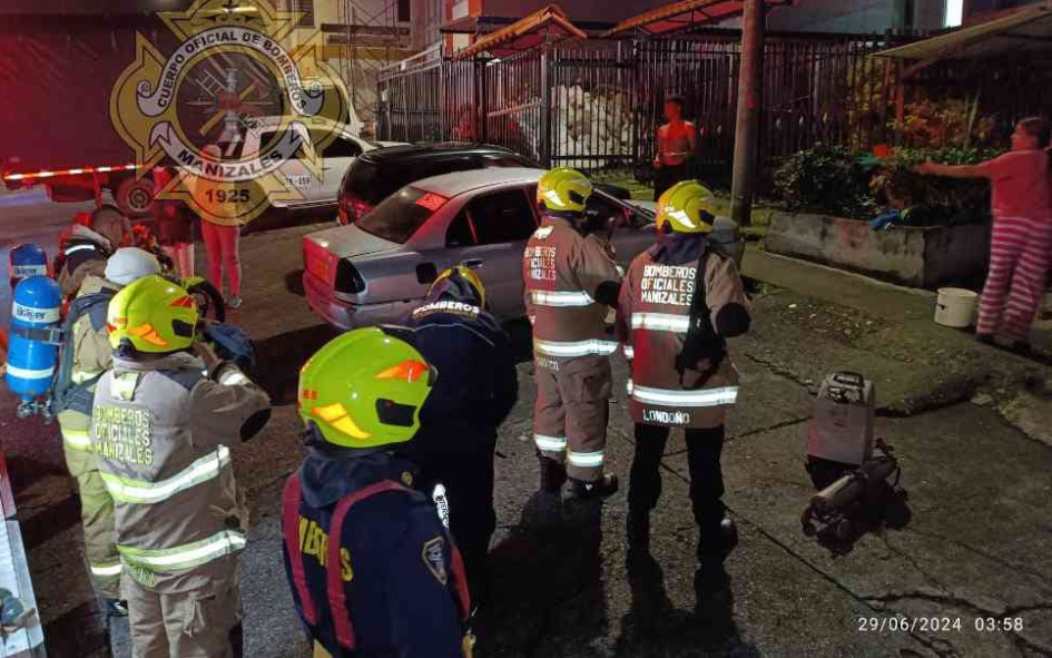 Antes de las 4:00 a.m. se presentó el incendio en una vivienda de tres niveles en el barrio La Cumbre. Antes de las 4:00 a.m. se presentó el incendio en una vivienda de tres niveles en el barrio La Cumbre.