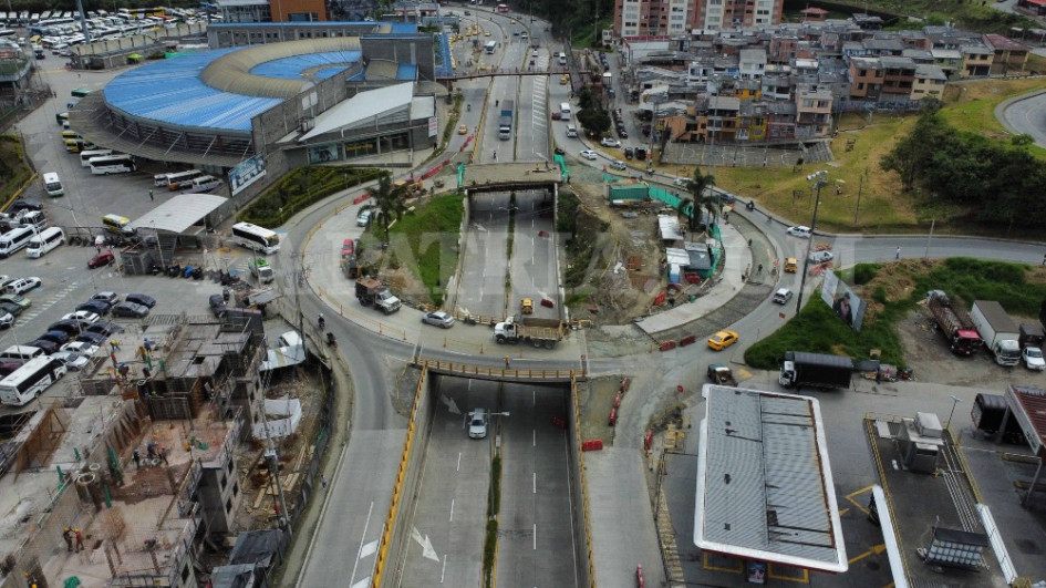 La comunidad en Los Cámbulos aún espera el puente elevado que serviría para retornar a Villamaría. Aunque el avance de las obras del intercambiador vial ya está en el 99%, según dijo en abril el director del Instituto Nacional de Vías en Caldas, Julio Guevara, comerciantes lamentan que las construcciones han disminuido su clientela y piden que se aceleren los trabajos, que inicialmente se iban a culminar en septiembre del 2023. La comunidad en Los Cámbulos aún espera el puente elevado que serviría para retornar a Villamaría. Aunque el avance de las obras del intercambiador vial ya está en el 99%, según dijo en abril el director del Instituto Nacional de Vías en Caldas, Julio Guevara, comerciantes lamentan que las construcciones han disminuido su clientela y piden que se aceleren los trabajos, que inicialmente se iban a culminar en septiembre del 2023.
