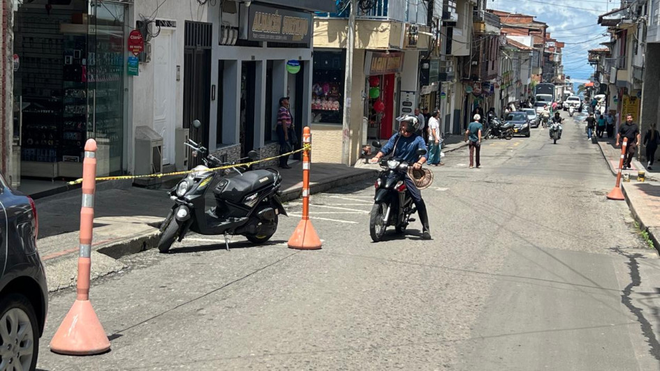 Los comerciantes se toman la vía cerrando algunos tramos con cintas. Los comerciantes se toman la vía cerrando algunos tramos con cintas.