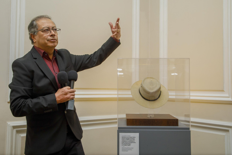 El presidente, Gustavo Petro, al lado del sombrero del exjefe guerrillero Carlos Pizarro. El presidente, Gustavo Petro, al lado del sombrero del exjefe guerrillero Carlos Pizarro.