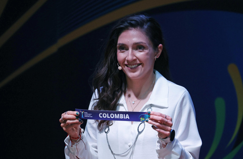 Natalia Gaitán, excapitana de la selección Colombia de fútbol, participa en el sorteo del Mundial Femenino de Fútbol Sub-20 este miércoles, en Bogotá.