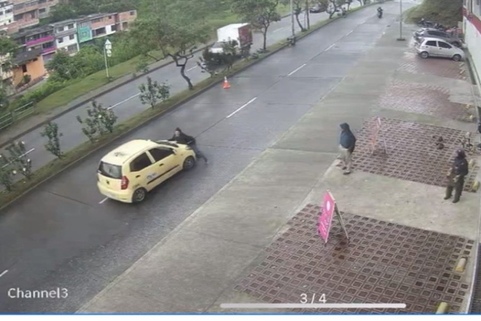 En video quedó registrado cómo un taxi arrastró a un ciudadano en Manizales. En video quedó registrado cómo un taxi arrastró a un ciudadano en Manizales.