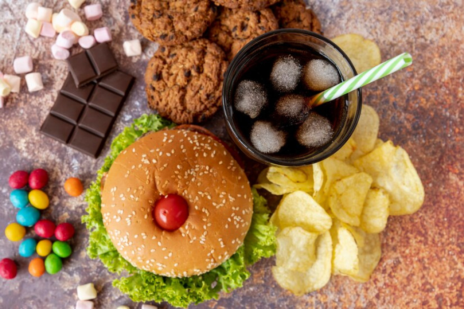 Ilustración de alimentos ultraprocesados y bebidas azucaradas. Ilustración de alimentos ultraprocesados y bebidas azucaradas.
