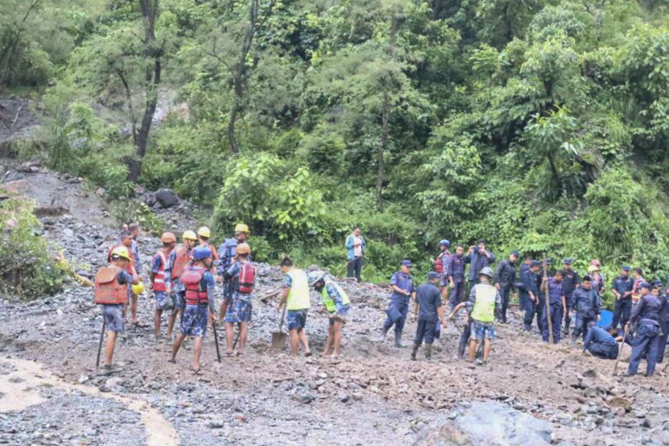 Miembros de la Policía Armada realizan este jueves una operación de búsqueda y rescate tras un deslizamiento de tierra en Simaltal, distrito de Chitwan, Nepal. Miembros de la Policía Armada realizan este jueves una operación de búsqueda y rescate tras un deslizamiento de tierra en Simaltal, distrito de Chitwan, Nepal.