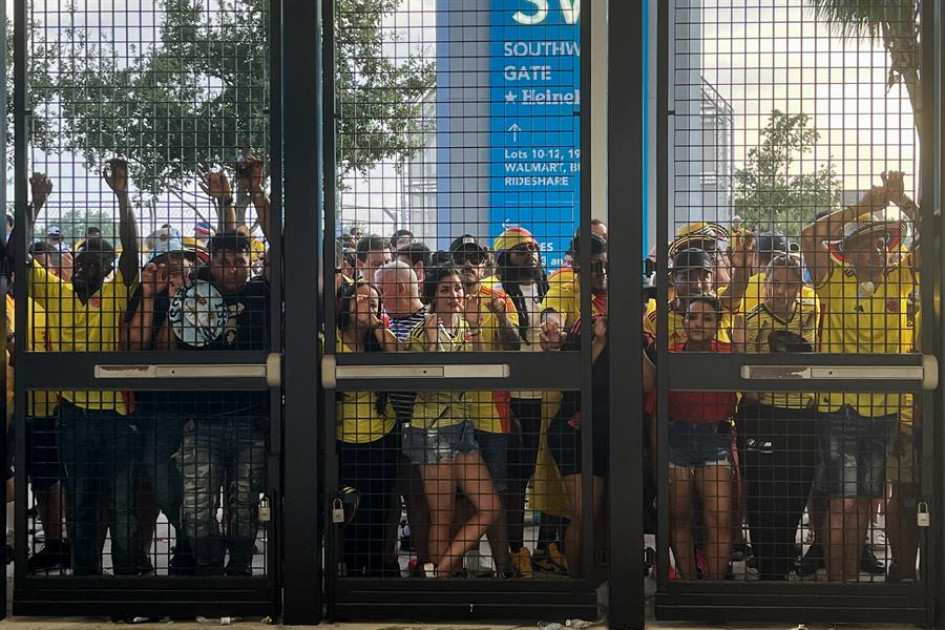 Aficionados esperan a las afueras del estadio Hard Rock este domingo previo a la final de la Copa América en Miami (Estados Unidos). Una avalancha de decenas de aficionados con camisetas de la selección de Colombia y algunos de Argentina en una de las puertas de ingreso al estadio Hard Rock de Miami obligó a las autoridades a horas del comienzo de la final de la Copa América, a cerrar temporalmente el acceso de todo el escenario. Aficionados esperan a las afueras del estadio Hard Rock este domingo previo a la final de la Copa América en Miami (Estados Unidos). Una avalancha de decenas de aficionados con camisetas de la selección de Colombia y algunos de Argentina en una de las puertas de ingreso al estadio Hard Rock de Miami obligó a las autoridades a horas del comienzo de la final de la Copa América, a cerrar temporalmente el acceso de todo el escenario.