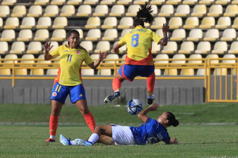 Marcela Restrepo (arriba), de Colombia, disputa el balón con Stefany Cedeño, de Ecuador. La Tri le ganó el amistoso a la selección cafetera, disputado este sábado en el estadio Jaime Morón en Cartagena. Marcela Restrepo (arriba), de Colombia, disputa el balón con Stefany Cedeño, de Ecuador. La Tri le ganó el amistoso a la selección cafetera, disputado este sábado en el estadio Jaime Morón en Cartagena.