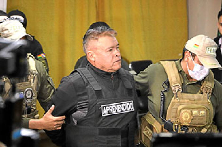 Foto | EFE | LA PATRIA El destituido jefe militar del Ejército, Juan José Zúñiga, es escoltado para su presentación en dependencias de la Fuerza Especial de Lucha Contra el Crimen, tras ser detenido por ser parte de una toma de militares de la sede del Gobierno. Foto | EFE | LA PATRIA El destituido jefe militar del Ejército, Juan José Zúñiga, es escoltado para su presentación en dependencias de la Fuerza Especial de Lucha Contra el Crimen, tras ser detenido por ser parte de una toma de militares de la sede del Gobierno.