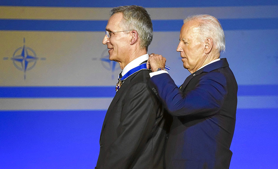 Foto | EFE | LA PATRIA  El presidente de los EE.UU., Joe Biden, otorga la medalla presidencial de la libertad al secretario general de la OTAN, Jens Stoltenberg, en la ceremonia del 75 aniversario de la organización.