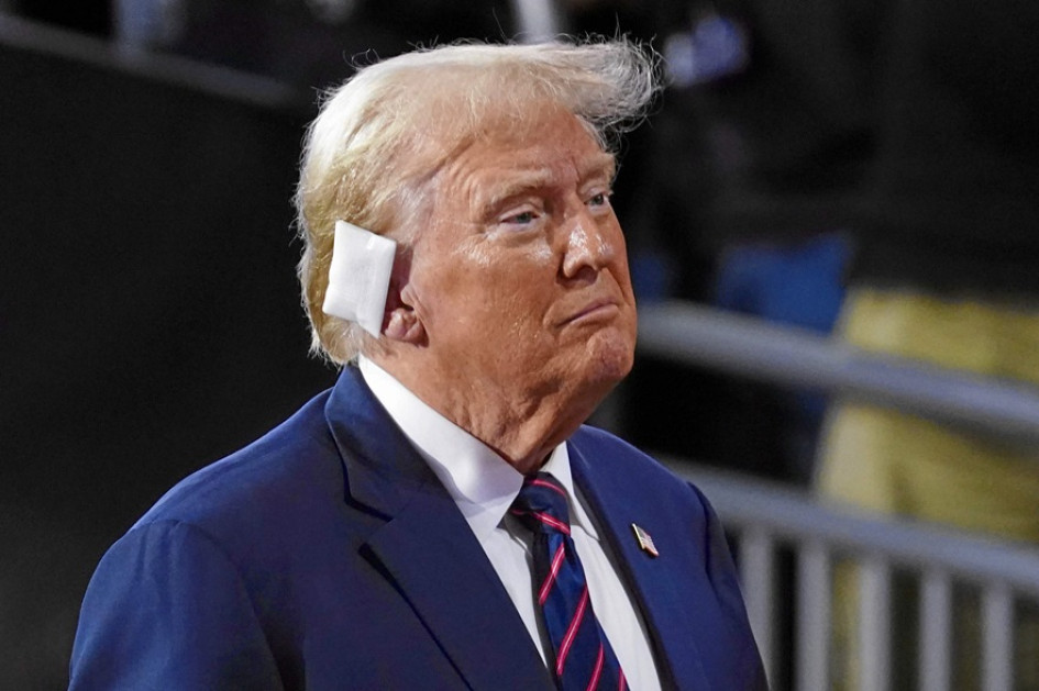 El culto a Trump ya es total entre los republicanos, quienes ven en él un liderazgo casi espiritual. El nuevo "look" de moda de los conservadores es llevar un parche en la oreja. El culto a Trump ya es total entre los republicanos, quienes ven en él un liderazgo casi espiritual. El nuevo "look" de moda de los conservadores es llevar un parche en la oreja.