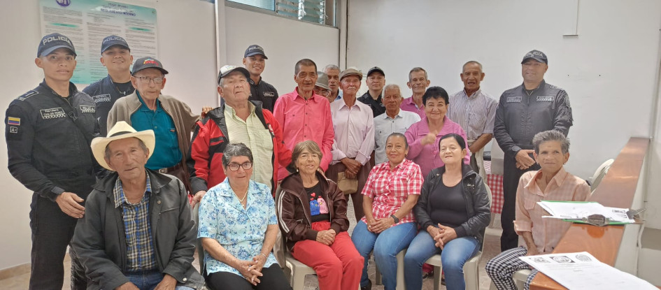 El grupo beneficiado, fotos de la Unidad de Diálogo y Mantenimiento del Orden El grupo beneficiado, fotos de la Unidad de Diálogo y Mantenimiento del Orden