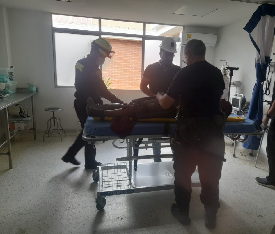 Foto | Cortesía Bomberos de Marmato | LA PATRIA  Accidente de la semana pasada en el municipio minero. Hubo 3 trabajadores lesionados. Uno muy delicado.