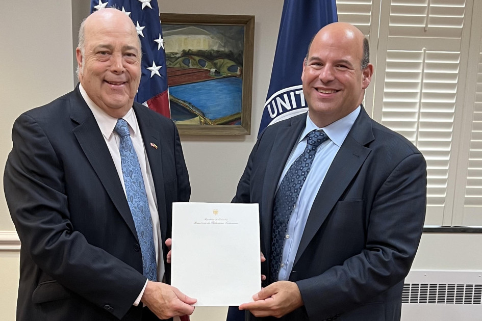 El nuevo embajador de Colombia en EE. UU, Daniel García-Peña Jaramillo (izq.), recibió sus credenciales ante el Departamento de Estado de los Estados Unidos por el jefe de Protocolo en Funciones, Ethan Rosenzweig. El nuevo embajador de Colombia en EE. UU, Daniel García-Peña Jaramillo (izq.), recibió sus credenciales ante el Departamento de Estado de los Estados Unidos por el jefe de Protocolo en Funciones, Ethan Rosenzweig.