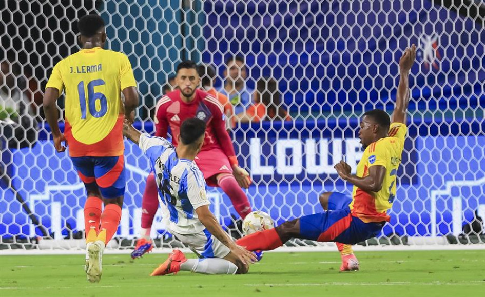 Nicolás González (centro), de Argentina, intenta anotar contra Carlos Cuesta (derecha), Jefferson Lerma (izquierda) y Camilo Vargas, de Colombia. Nicolás González (centro), de Argentina, intenta anotar contra Carlos Cuesta (derecha), Jefferson Lerma (izquierda) y Camilo Vargas, de Colombia.