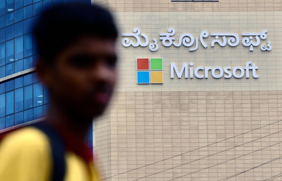 Un hombre camina cerca de las oficinas de Microsoft Bangalore, India. Un hombre camina cerca de las oficinas de Microsoft Bangalore, India.