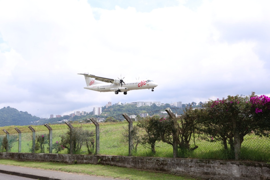 Hoy el Aeropuerto La Nubia solo tiene unos tres vuelos diarios por Bogotá. Hacia Medellín se canceló la operación de Clic. Aeropuerto La Nubia