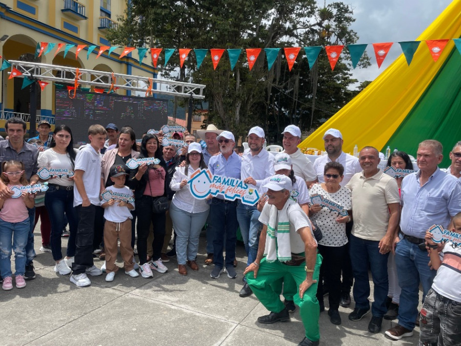Grupo de beneficiados con las 29 viviendas en Aranzazu, Caldas. Grupo de beneficiados del programa de vivienda en Aranzazu