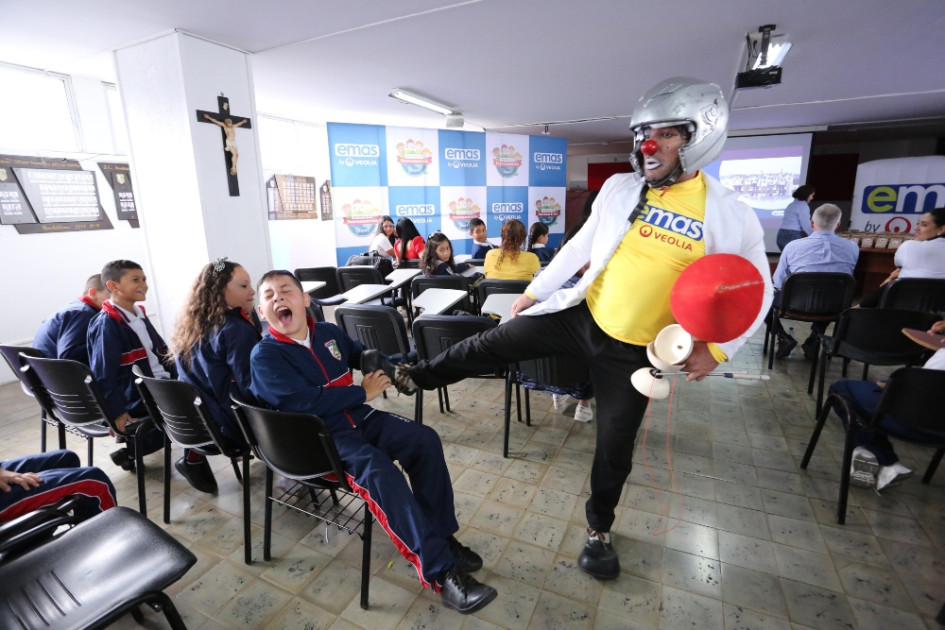 El payaso Astrolín causó risas y enseñó sobre las energías renovables en el Instituto Tecnológico Francisco José de Caldas. 543 estudiantes de Manizales participarán en una campaña de sensibilización para cuidar el medioambiente. Participarán en un programa internacional. El payaso Astrolín causó risas y enseñó sobre las energías renovables en el Instituto Tecnológico Francisco José de Caldas. 543 estudiantes de Manizales participarán en una campaña de sensibilización para cuidar el medioambiente. Participarán en un programa internacional.
