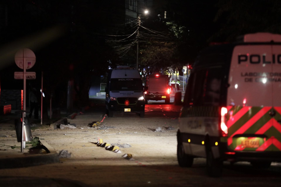 Fotografía de la zona donde miembros de la Policía anti explosivos detonaron de manera controlada una maleta cargada este viernes en Bogotá. Fotografía de la zona donde miembros de la Policía anti explosivos detonaron de manera controlada una maleta cargada este viernes en Bogotá.
