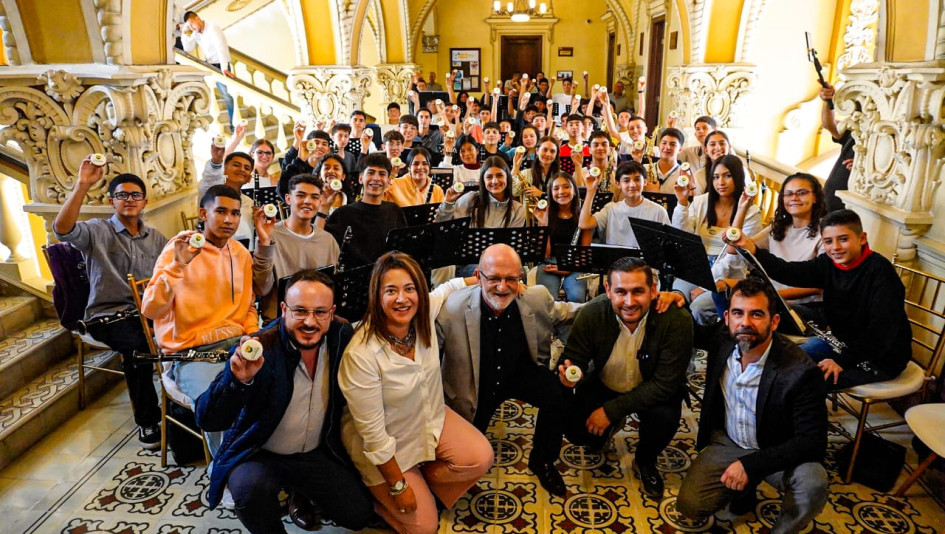 Los integrantes de la Banda Sinfónica Juvenil de Caldas con el gobernador de Caldas, Henry Gutiérrez. Los integrantes de la Banda Sinfónica Juvenil de Caldas con el gobernador de Caldas, Henry Gutiérrez.