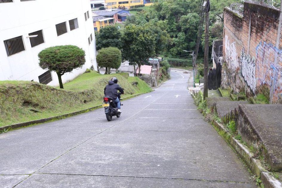 El piso resbaloso y las lluvias vuelven intransitable el paso para los motociclistas. El piso resbaloso y las lluvias vuelven intransitable el paso para los motociclistas.