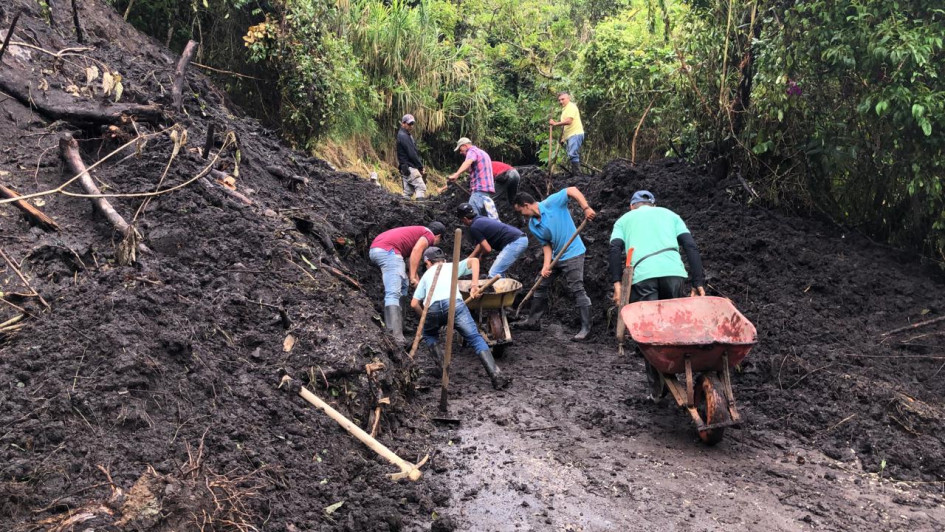 Habitantes del corregimiento Montebonito (Marulanda, Caldas) despejaron este jueves la vía del sector luego de un derrumbe. Gracias a su intervención, hay paso provisional. El viernes llegaría personal de la Gobernación a terminar de remover la tierra. Al menos 14 vías de Caldas tuvieron cierres por derrumbes y obras. En total, 24 rutas del departamento sufrieron afectaciones en la movilidad. Habitantes del corregimiento Montebonito (Marulanda, Caldas) despejaron este jueves la vía del sector luego de un derrumbe. Gracias a su intervención, hay paso provisional. El viernes llegaría personal de la Gobernación a terminar de remover la tierra. Al menos 14 vías de Caldas tuvieron cierres por derrumbes y obras. En total, 24 rutas del departamento sufrieron afectaciones en la movilidad.