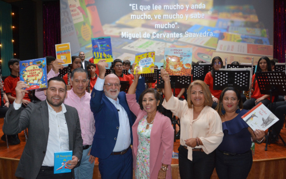 La entrega de las bibliotecas se cumplió ayer en Confa con la presencia de autoridades educativas de Caldas y de directivos de los colegios favorecidos. La entrega de las bibliotecas se cumplió ayer en Confa con la presencia de autoridades educativas de Caldas y de directivos de los colegios favorecidos.