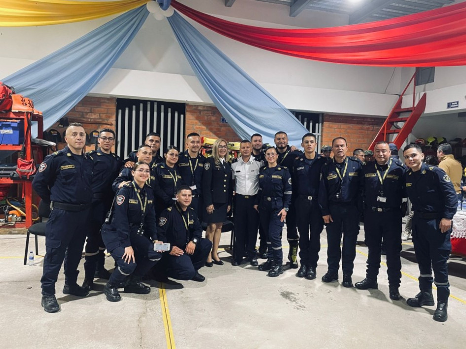 Delegados del Sistema Nacional de Bomberos y el Cuerpo de Bomberos local durante el acto de entrega oficial de las nueva estación de Pensilvania. Delegados del Sistema Nacional de Bomberos y el Cuerpo de Bomberos local durante el acto de entrega oficial de las nueva estación de Pensilvania.