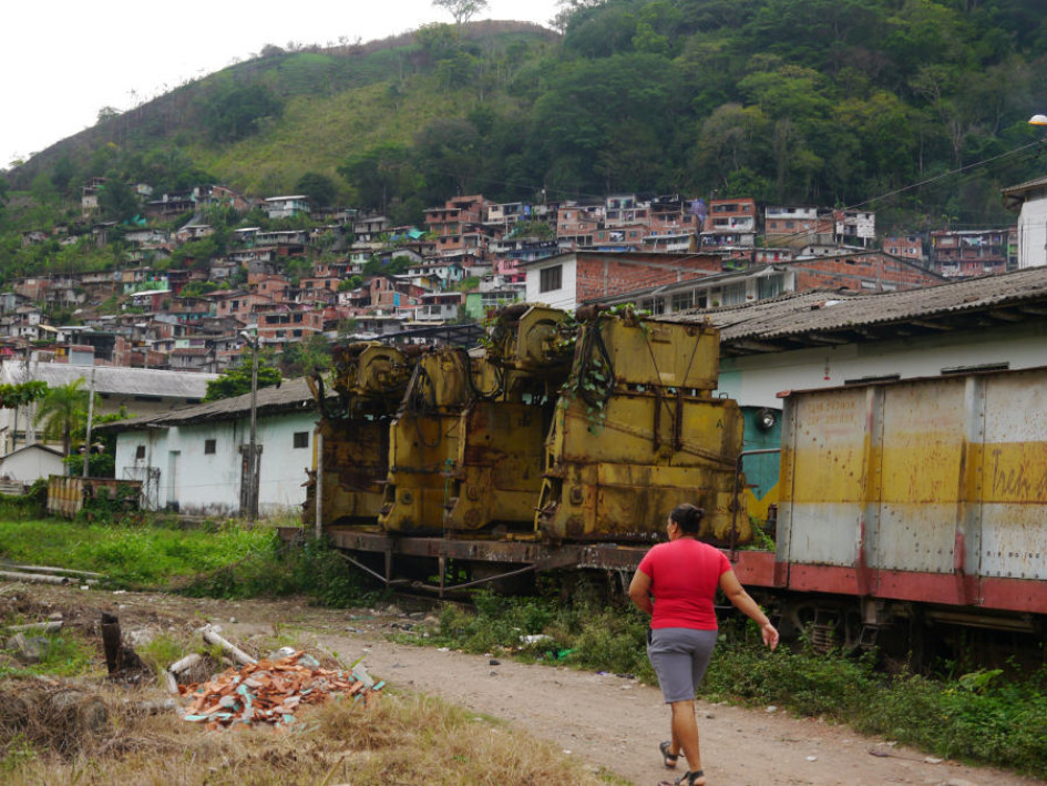 Desde el 2003, la cancha Carbón Carbón de Arauca, corregimiento de Palestina (Caldas), está ocupada con chatarra del Tren de Occidente. Desde el 2003, la cancha Carbón Carbón de Arauca, corregimiento de Palestina (Caldas), está ocupada con chatarra del Tren de Occidente.