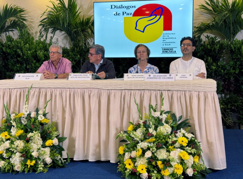 Delegaciones del Gobierno de Colombia (der.) y del Eln tras el acuerdo sobre la participación ciudadana en la construcción de los acuerdos de paz, al que llegaron en mayo. Delegaciones del Gobierno de Colombia (der.) y del Eln tras el acuerdo sobre la participación ciudadana en la construcción de los acuerdos de paz, al que llegaron en mayo.