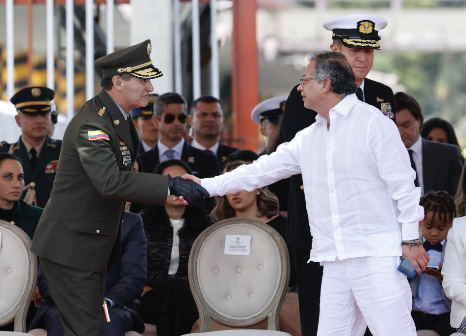 El presidente Gustavo Petro a su llegada al desfile saludando al director de la Policía Nacional, el general William Salamanca. El presidente Gustavo Petro a su llegada al desfile saludando al director de la Policía Nacional, el general William Salamanca.