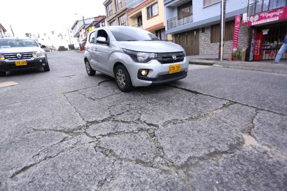 LA PATRIA | MANIZALES En la carrera 28A # 48-54 del barrio El Campín de Manizales el pavimento está agrietado. Según residentes, sus casas se ven afectadas por el movimiento que generan los vehículos al pasar. DENUNCIE visitó el lugar y evidenció la dificultad de algunos automóviles para seguir por el carril obligando a los conductores a detenerse en la grieta para seguir el recorrido. El Secretario de Infraestructura, Jorge Manuel García Montes, expresó que "el pavimento de la zona se tendrá en cuenta para repararlo en este año". LA PATRIA | MANIZALES En la carrera 28A # 48-54 del barrio El Campín de Manizales el pavimento está agrietado. Según residentes, sus casas se ven afectadas por el movimiento que generan los vehículos al pasar. DENUNCIE visitó el lugar y evidenció la dificultad de algunos automóviles para seguir por el carril obligando a los conductores a detenerse en la grieta para seguir el recorrido. El Secretario de Infraestructura, Jorge Manuel García Montes, expresó que "el pavimento de la zona se tendrá en cuenta